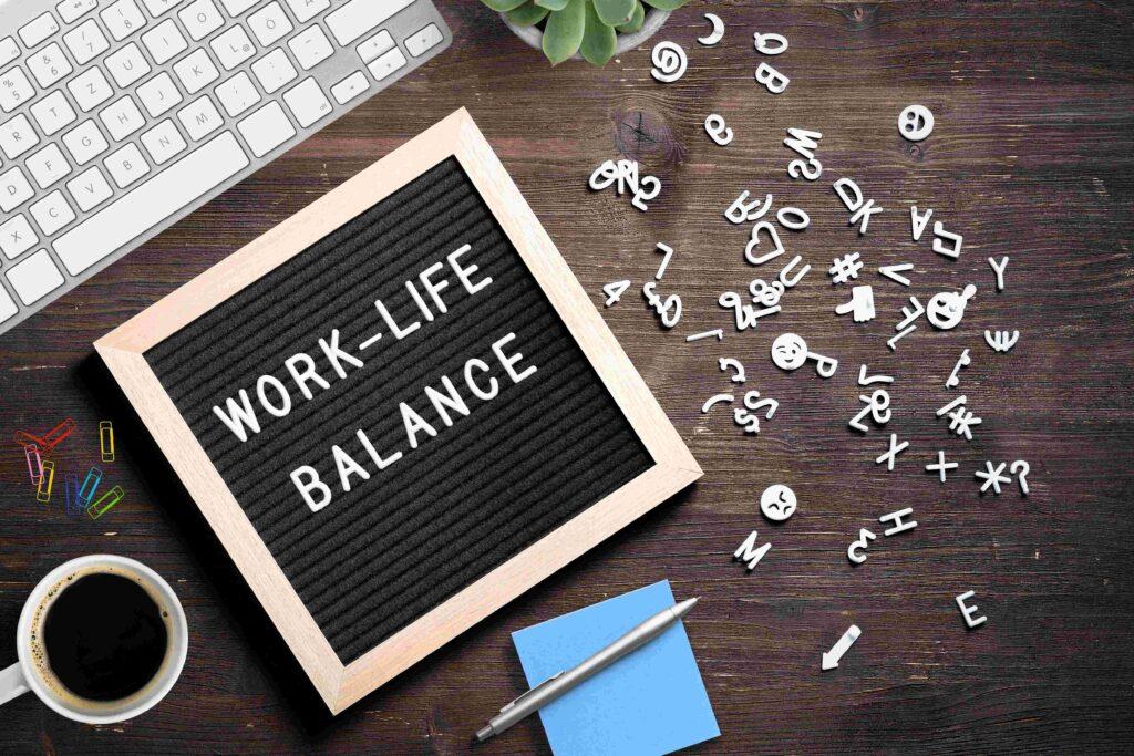 Buchstabentafel mit Aufschrift "Work-Life Balance" vor Tastatur