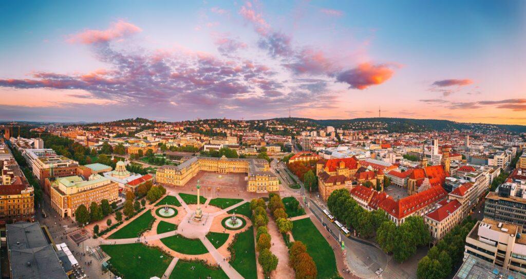 Luftaufnahme des Schlossplatzes in Stuttgart bei Sonnenuntergang, Fokus auf Immobilienbewertungen durch einen Immobiliengutachter Stuttgart