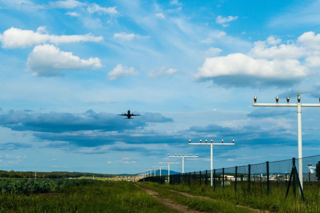 Ein startendes Flugzeug in einem blauen Himmel