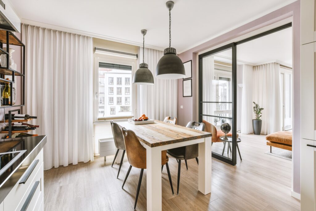Esszimmer im Loftstil mit Specksteinofen kaufen