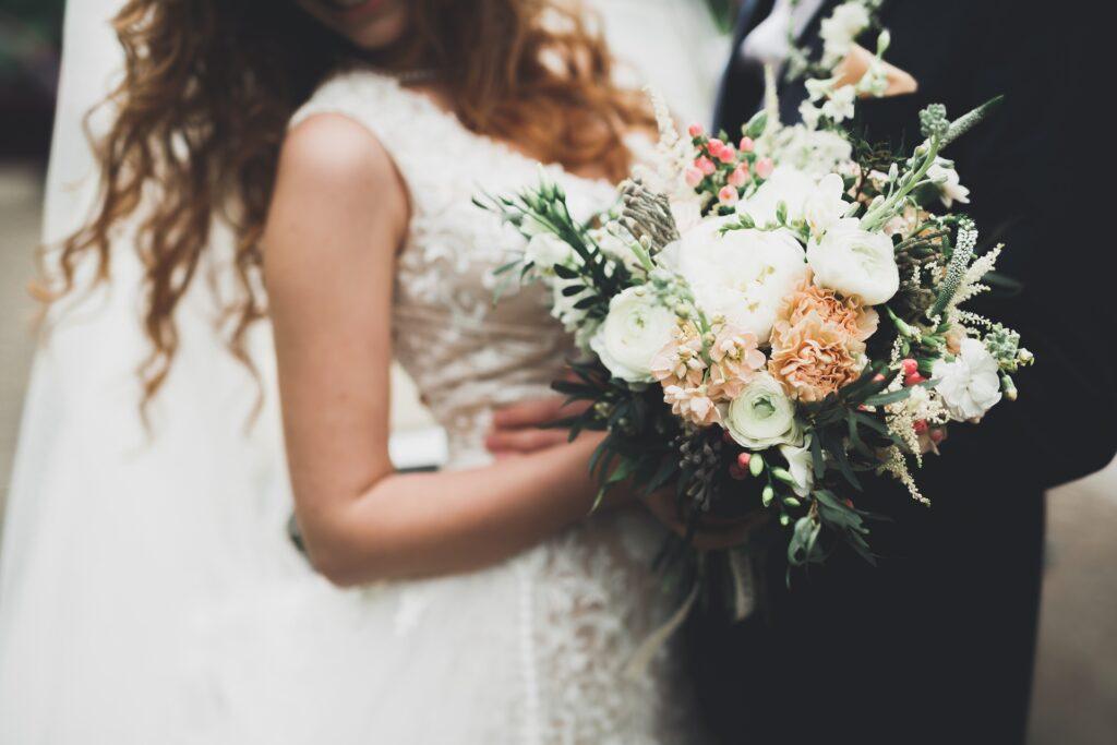 Blumenstrauß bei Brautpaaraufnahme | Hochzeit Bauernhof