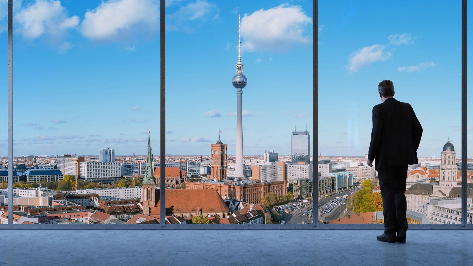Unternehmer mit Blick über Berlin | Escort Berlin

