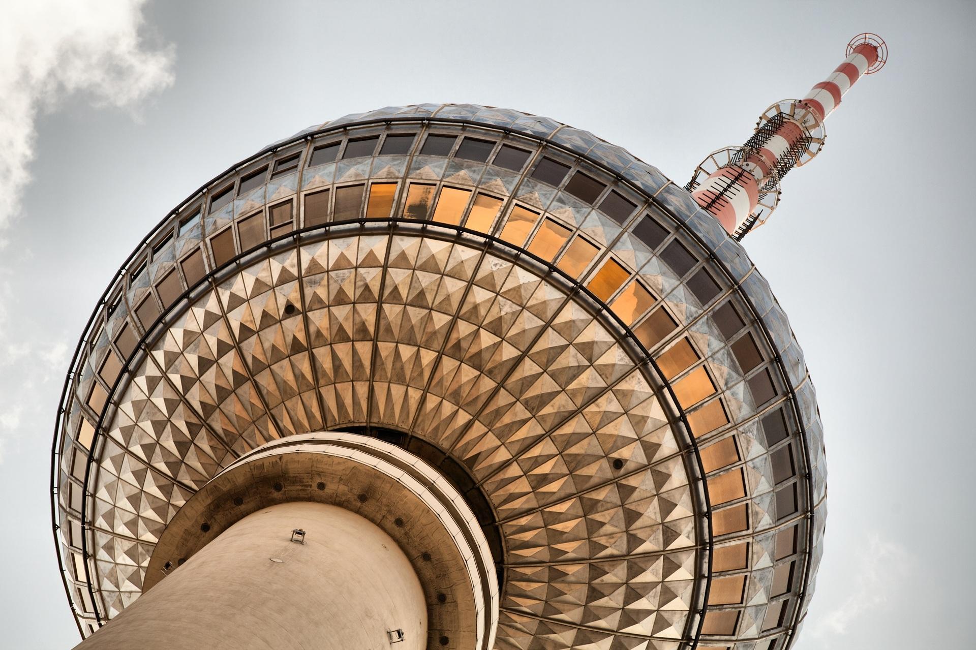 Berliner Fernsehturm aus der Nähe | Escort Berlin

