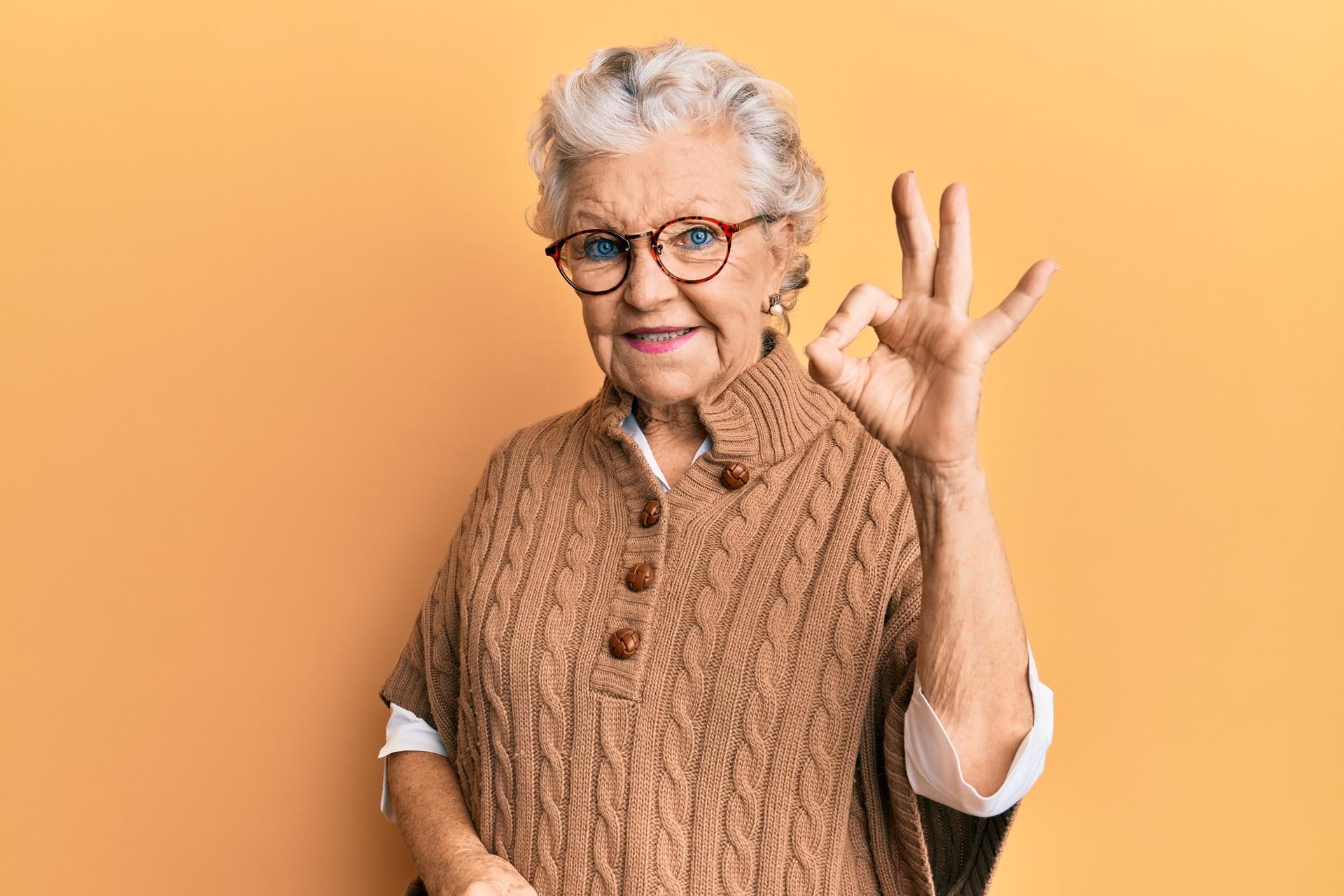 Seniorin zeigt positive Geste | Treppe Lift

