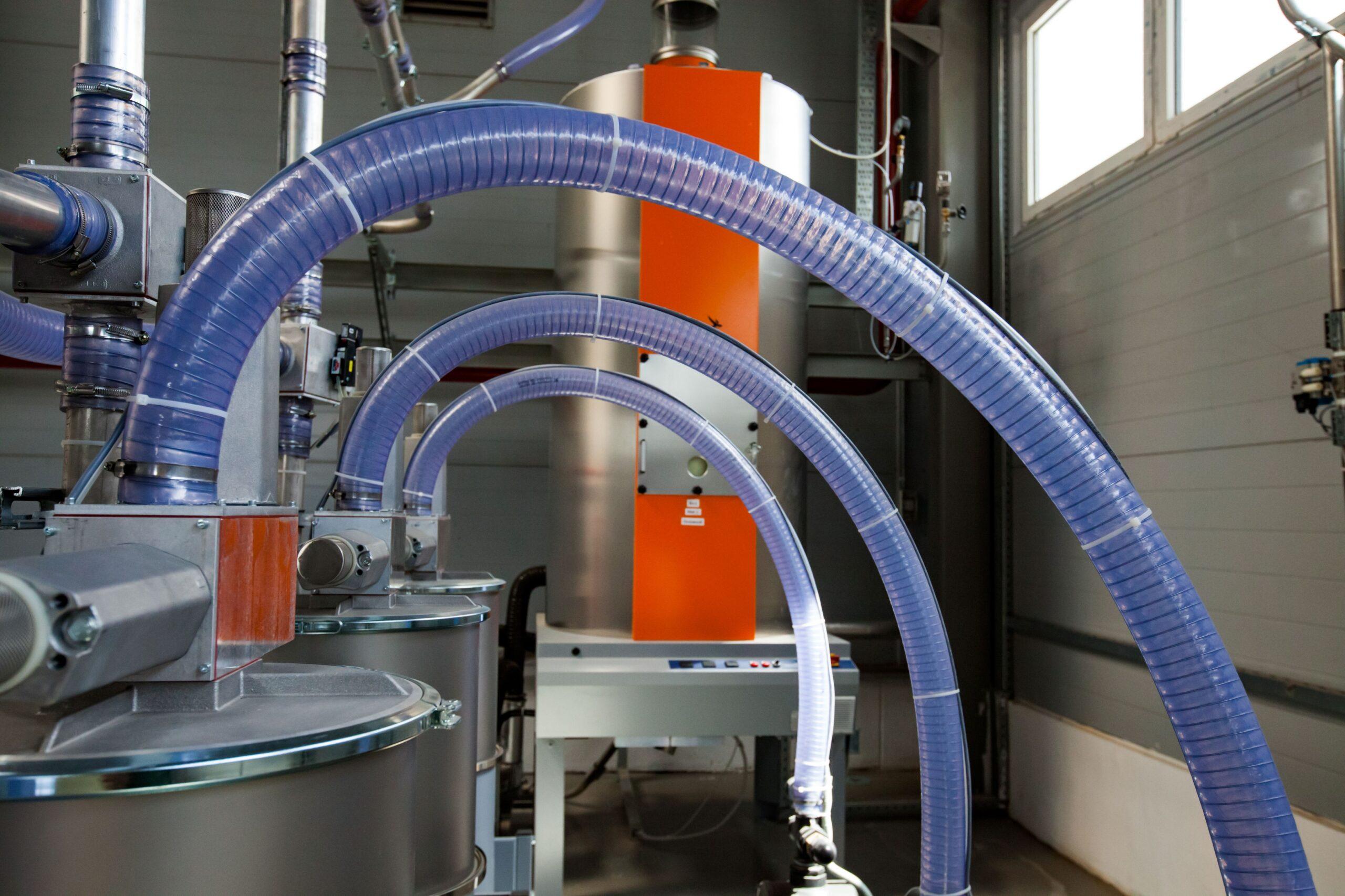 Transparenter temperaturbeständiger Schlauch in industrieller Anlage mit klarer Struktur und sicherer Verbindung