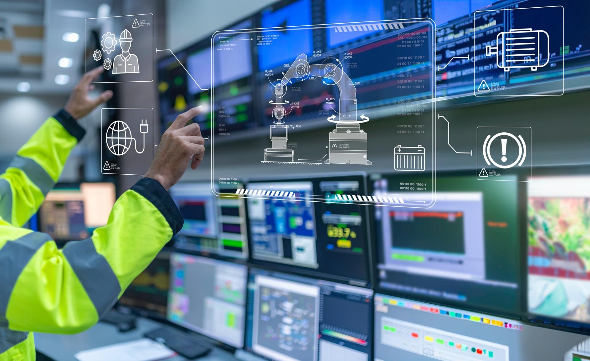 Mitarbeiter steuert digitale Produktionsanlage | Kabelbaum