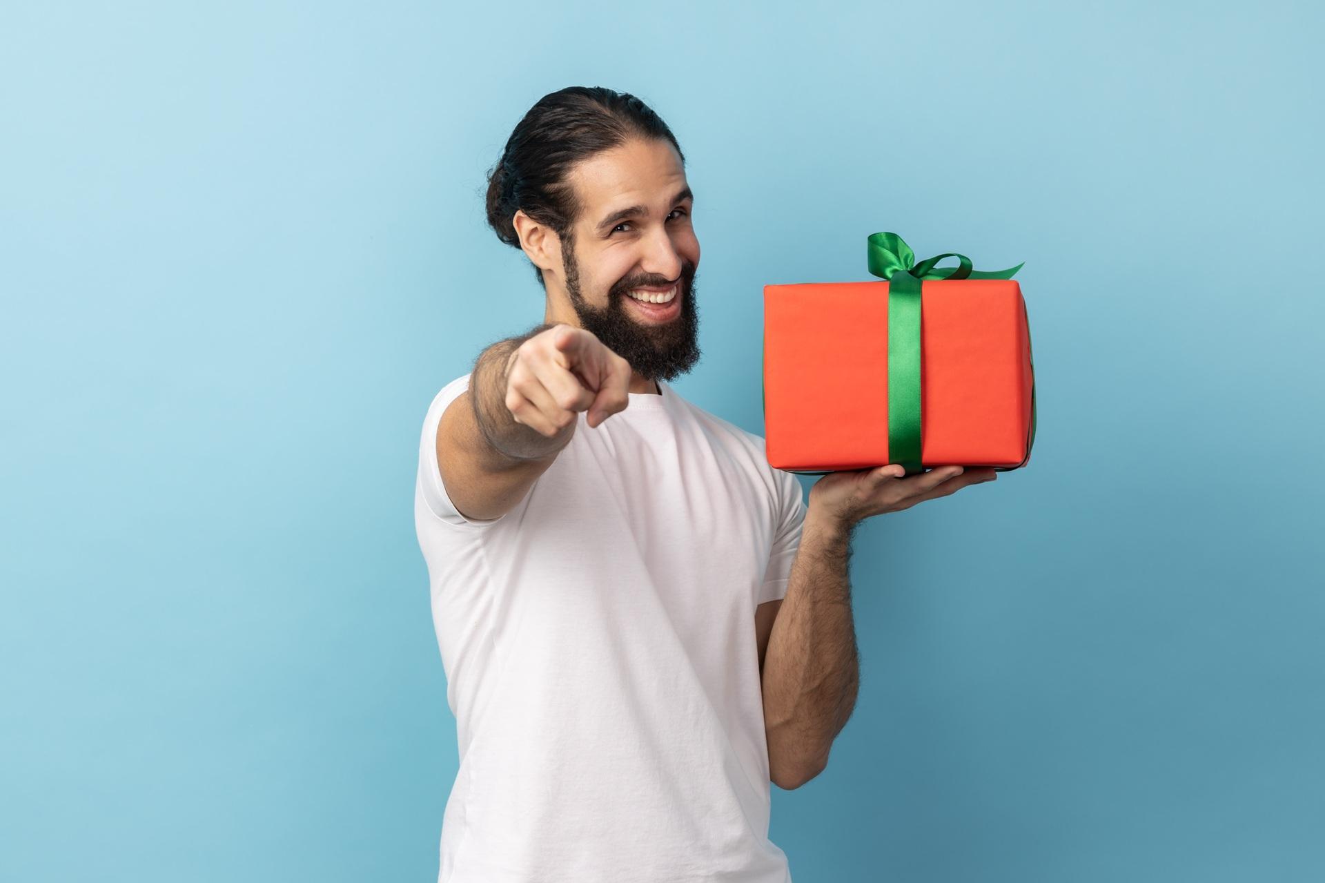 Lachender Mann mit Geschenkpaket | Präsentkorb
