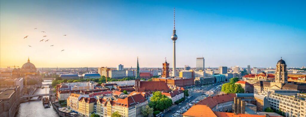 möbelbau berlin im urbanen Umfeld – Stadtpanorama mit Fernsehturm und Spree bei Sonnenuntergang