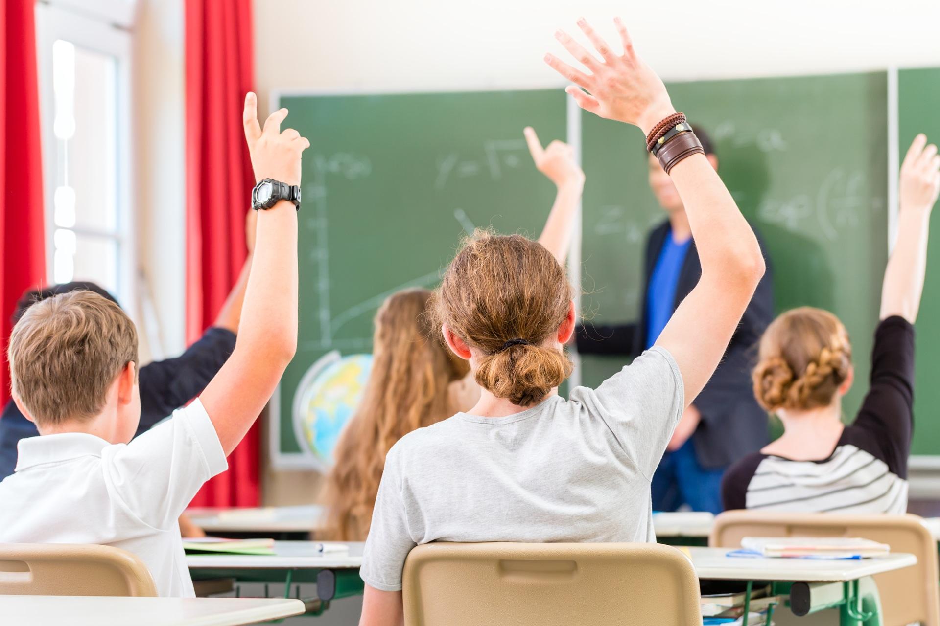 Schueler melden sich aktiv im Klassenzimmer | Klassenfahrt München