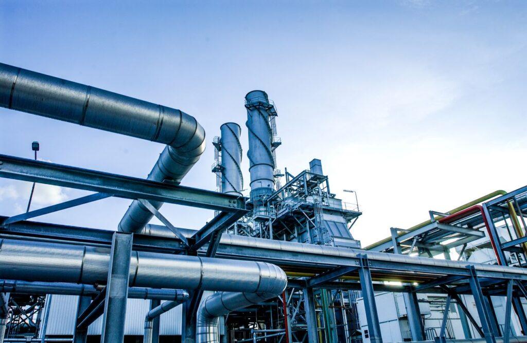 Grossaufnahme einer Industrieanlage mit Rohrleitungen, die durch Industrie Begleitheizung vor Kaelte geschuetzt werden