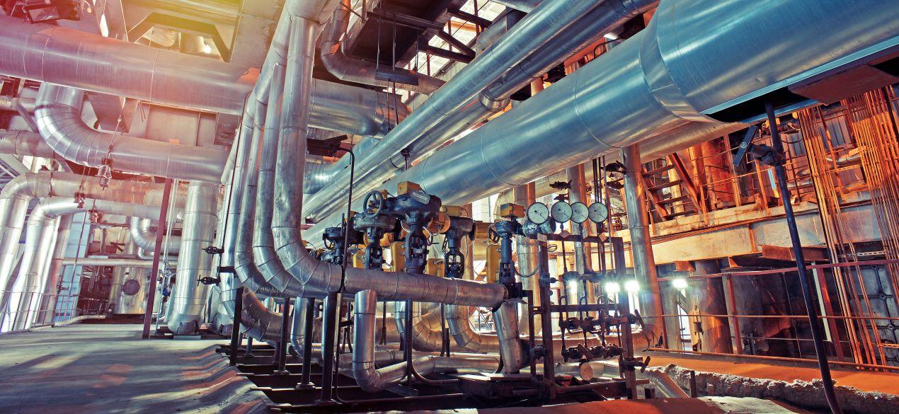 Rohrleitungen und Ventile in einer Produktionshalle, die durch Industrie Begleitheizung vor Frost und Stillstand gesichert werden