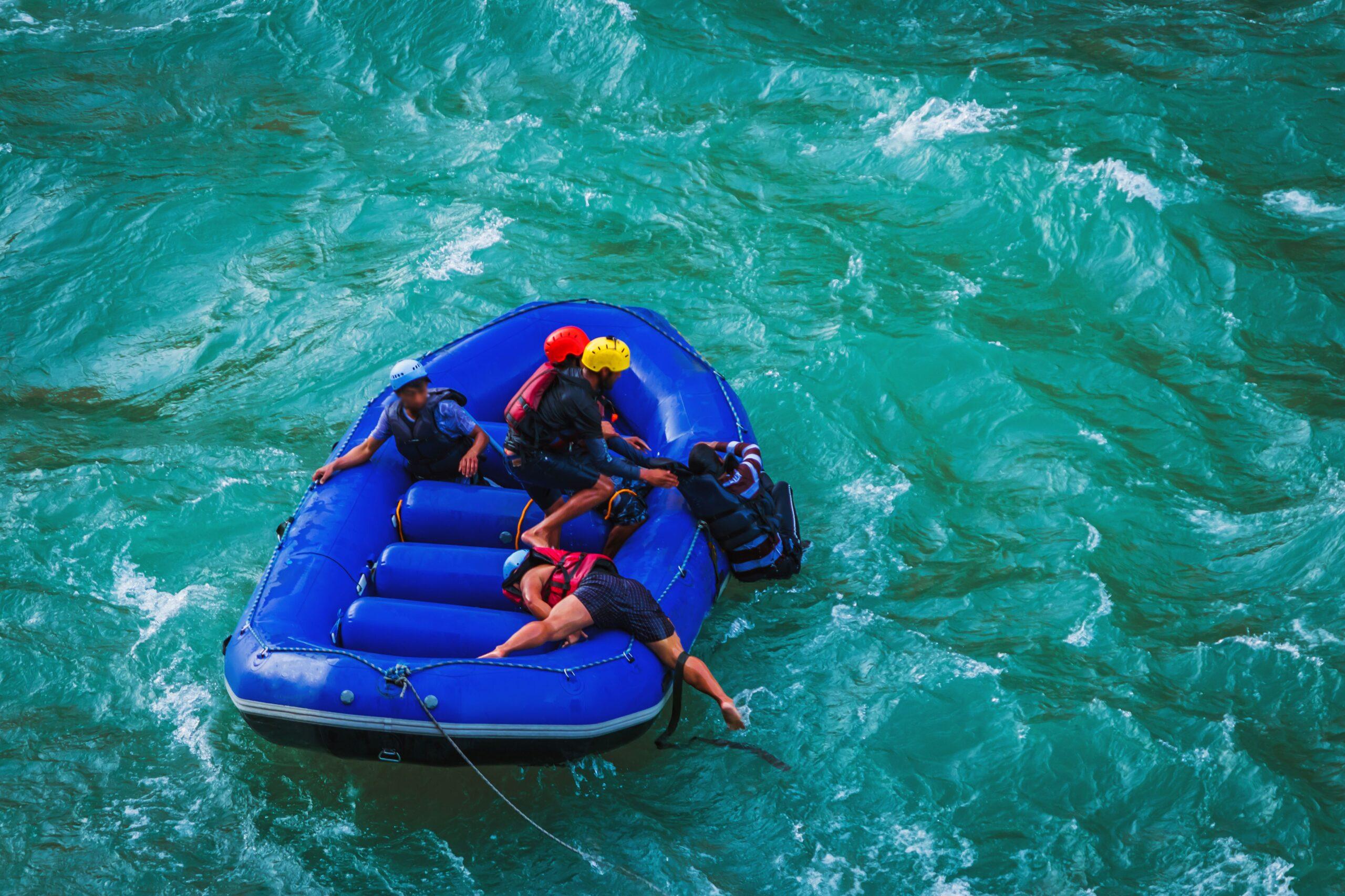 Rettungsteam stabilisiert eine Person im Rafting Boot